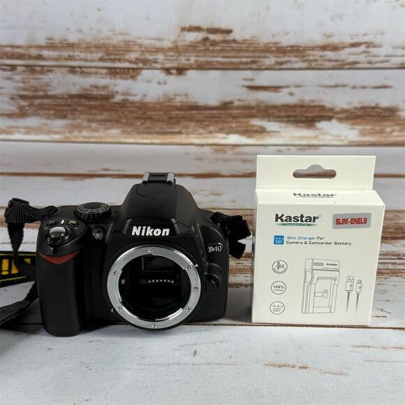 Nikon D40 6.1MP Digital SLR Camera Body Black Compact Design - Picture 1 of 8